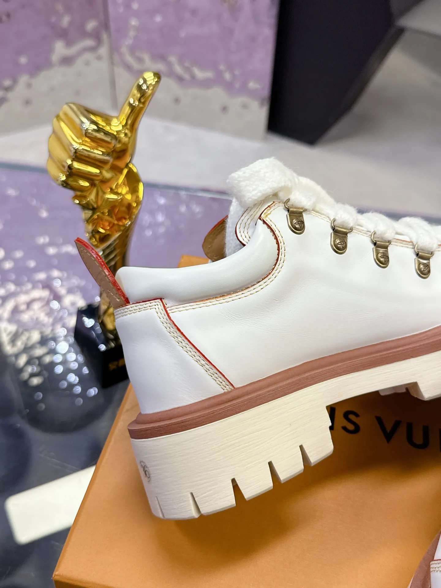 Factory price: 700💰 LV | Louis Vuitton 🧡💚2025 autumn and winter new style, top version ⚠️ The counter features the latest LV REMIX lace-up mountaineering derby shoes, new hard goods 🆕 ❥BS purchasing level! Full of high-end feel! A popular model among bloggers at home and abroad, it’s retro and fashionable, and looks stunning on your feet! Mainly recommended model on the official website★ ▪️Upper: top-quality first-layer cowhide ▪️Inner lining: imported sheepskin ▪️Outsole: original molded T men's shoes 💰U anti-slip outsole ▪️Sole height: 3.5cm ▪️Shoe size: Female 35-41 (41 customized, non-refundable) Male 39-45 (46 customized, non-refundable)